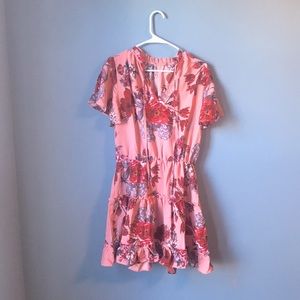 Women’s pink floral dress. Size medium, never worn!